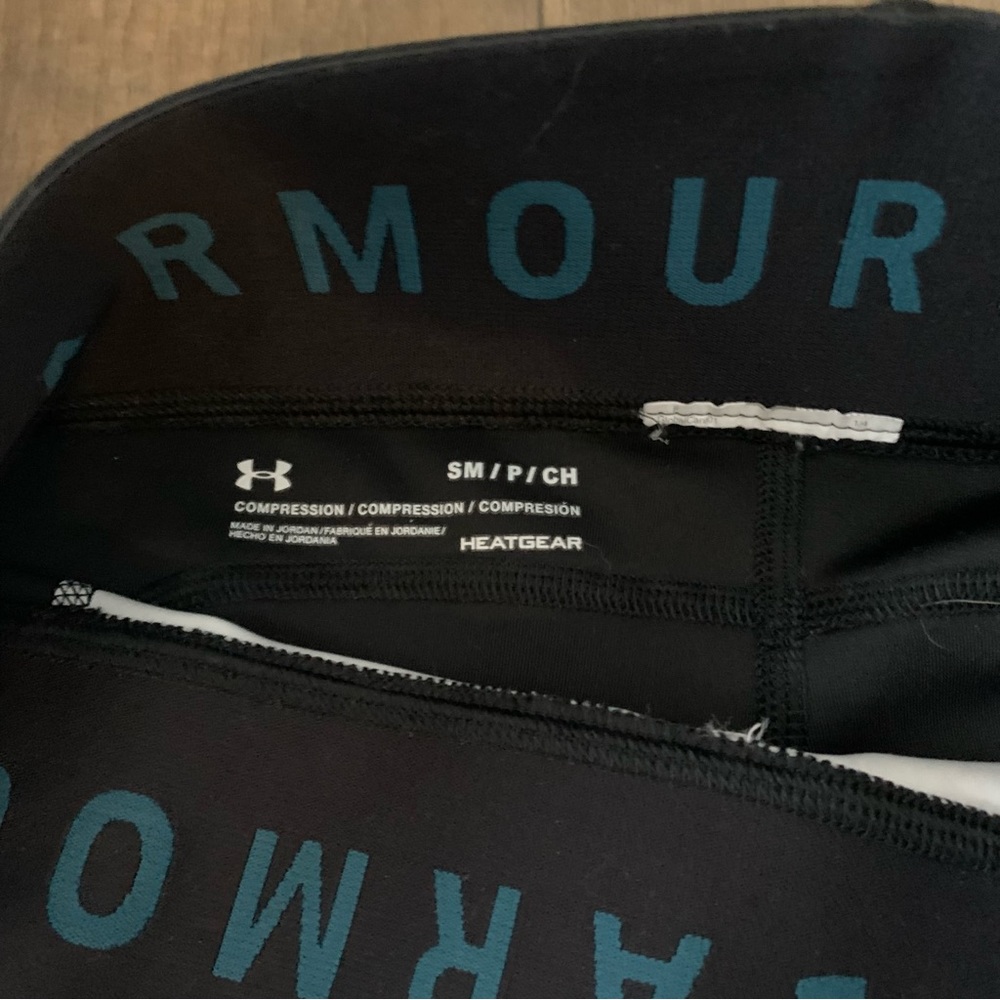 Under Armour compression capris dot design - Picture 8 of 8